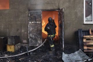 Un immeuble en flammes après une attaque de drones russes, en Ukraine. (Archive). KEYSTONE/EPA/SERGEY KOZLOV